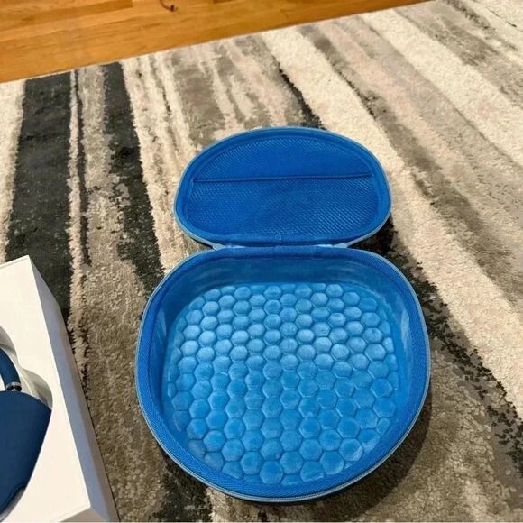 Sky Blue AirPod Pro Max barley used - Picture 4 of 14